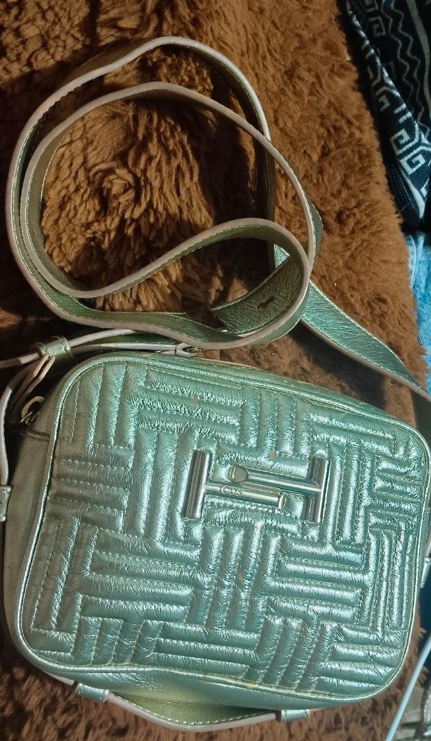 TOD'S Gold Quilted Leather Camera Bag (Category: Luxury Bags & Wallets) located in Legazpi City. Submitted by georgepineda791 (Listing ID 1443520984, Image 2). Description: TOD'S Gold Metallic Leather 3-way Bag - can be worn as a sling bag, body bag, or waist bag - Gold-tone leather exterior - Iconic T Timeless logo hardware - Elegant quilted pattern all over - Genuine leather, Made in Italy - Secure zipper closure - Adjustable strap for comforta