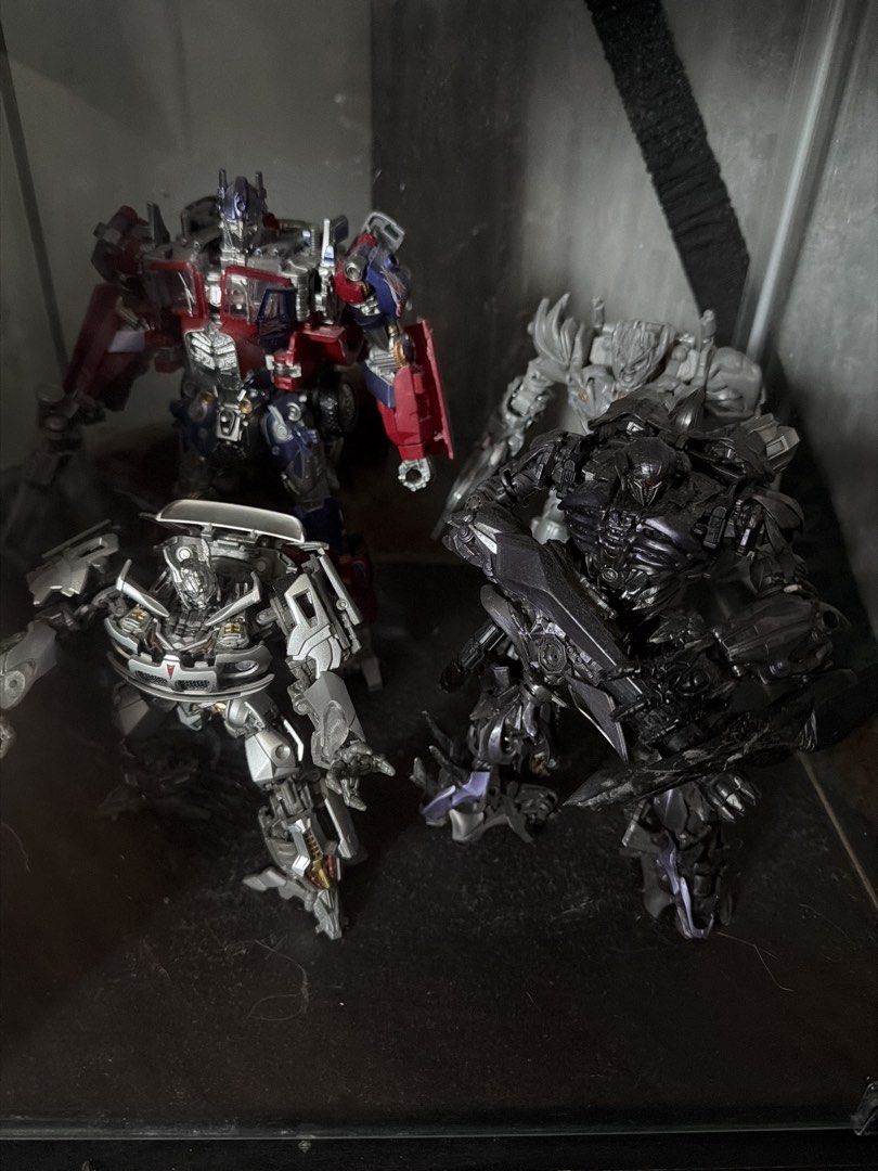 TRANSFORMERS BUNDLE PACK (Category: Toys & Games) located in Kuala Lumpur. Submitted by umar_preloved (Listing ID 1443569841, Image 1). Description: Jazz masterpiece original Megatron ss13 Shockwave ss56 Knockoff optimus prime Sold all of them at once, no buying per piece Except optimus have box the rest have Free delivery Price is still negotiable.