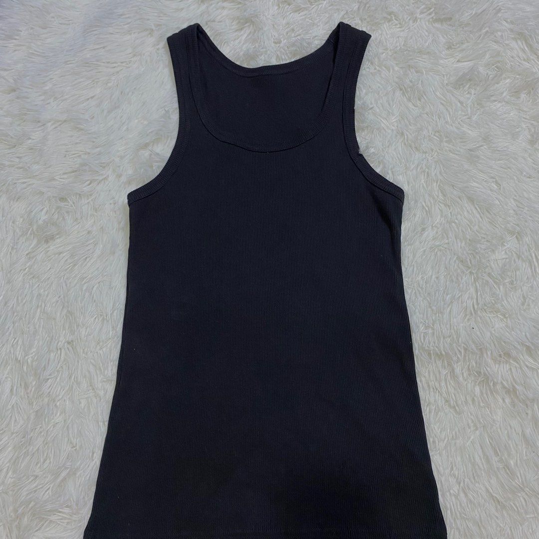 Uniqlo Black Tank Top (Category: Sleeveless) located in Marikina City. Submitted by pleasebuymygoods (Listing ID 1443664493, Image 2). Description: PM FOR WW/MORE INFO FITS S-M Unisex.