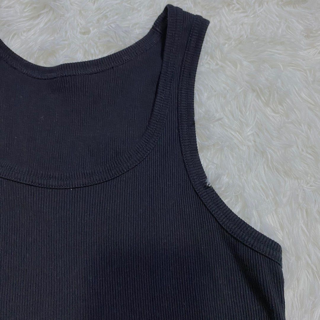 Uniqlo Black Tank Top (Category: Sleeveless) located in Marikina City. Submitted by pleasebuymygoods (Listing ID 1443664493, Image 3). Description: PM FOR WW/MORE INFO FITS S-M Unisex.