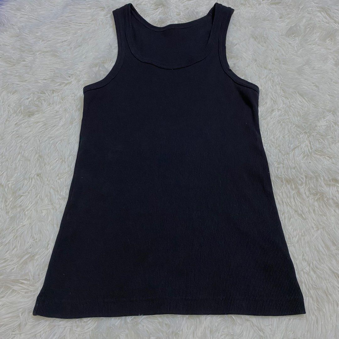 Uniqlo Black Tank Top (Category: Sleeveless) located in Marikina City. Submitted by pleasebuymygoods (Listing ID 1443664493, Image 1). Description: PM FOR WW/MORE INFO FITS S-M Unisex.