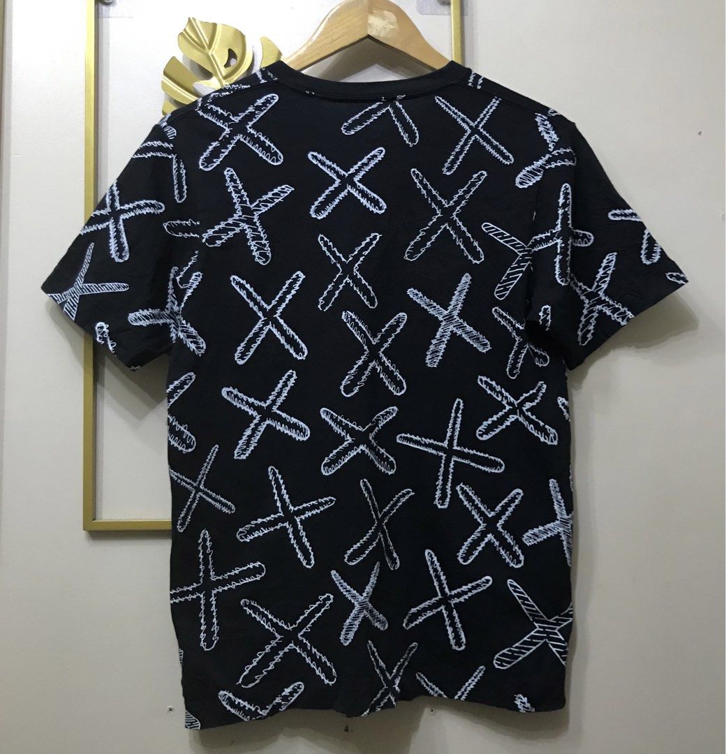 Uniqlo x Kaws (Category: Tshirts & Polo Shirts ) located in Angeles City. Submitted by bashthriftstuff123 (Listing ID 1443638914, Image 2). Description: Uniqlo x Kaws Size medium Width 18 Length 27 Verygood condi No issue 380 + ship.