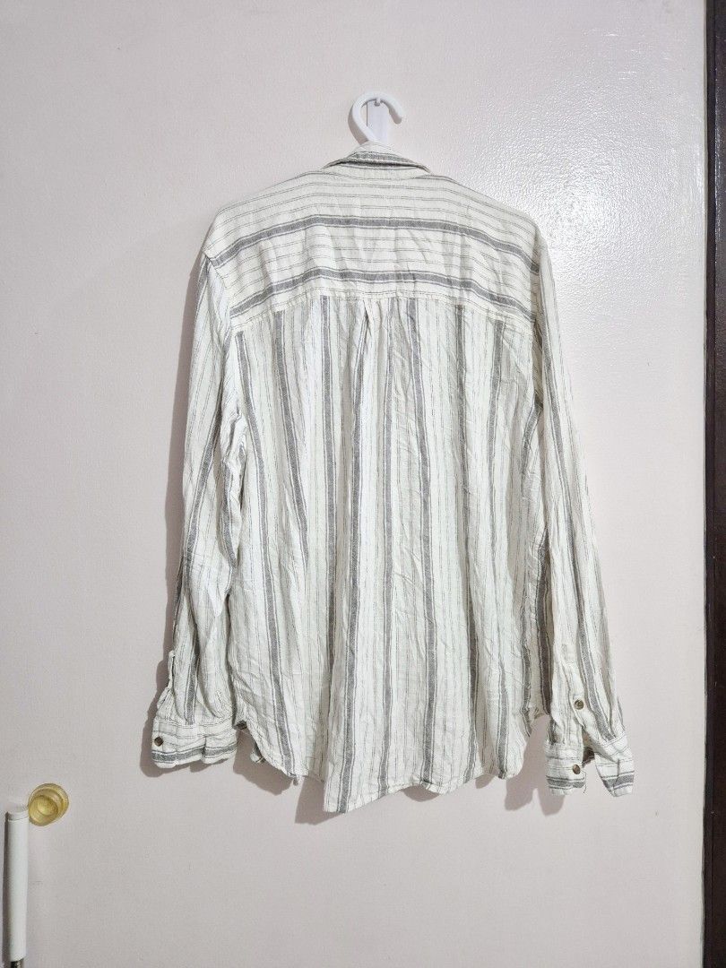 Universal Threads Linen Blend Oversized Polo Shirt (Category: Blouses) located in Pasig City. Submitted by rialuna_fire (Listing ID 1443615801, Image 3). Description: Oversized Fit.