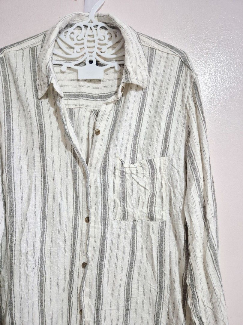 Universal Threads Linen Blend Oversized Polo Shirt (Category: Blouses) located in Pasig City. Submitted by rialuna_fire (Listing ID 1443615801, Image 2). Description: Oversized Fit.