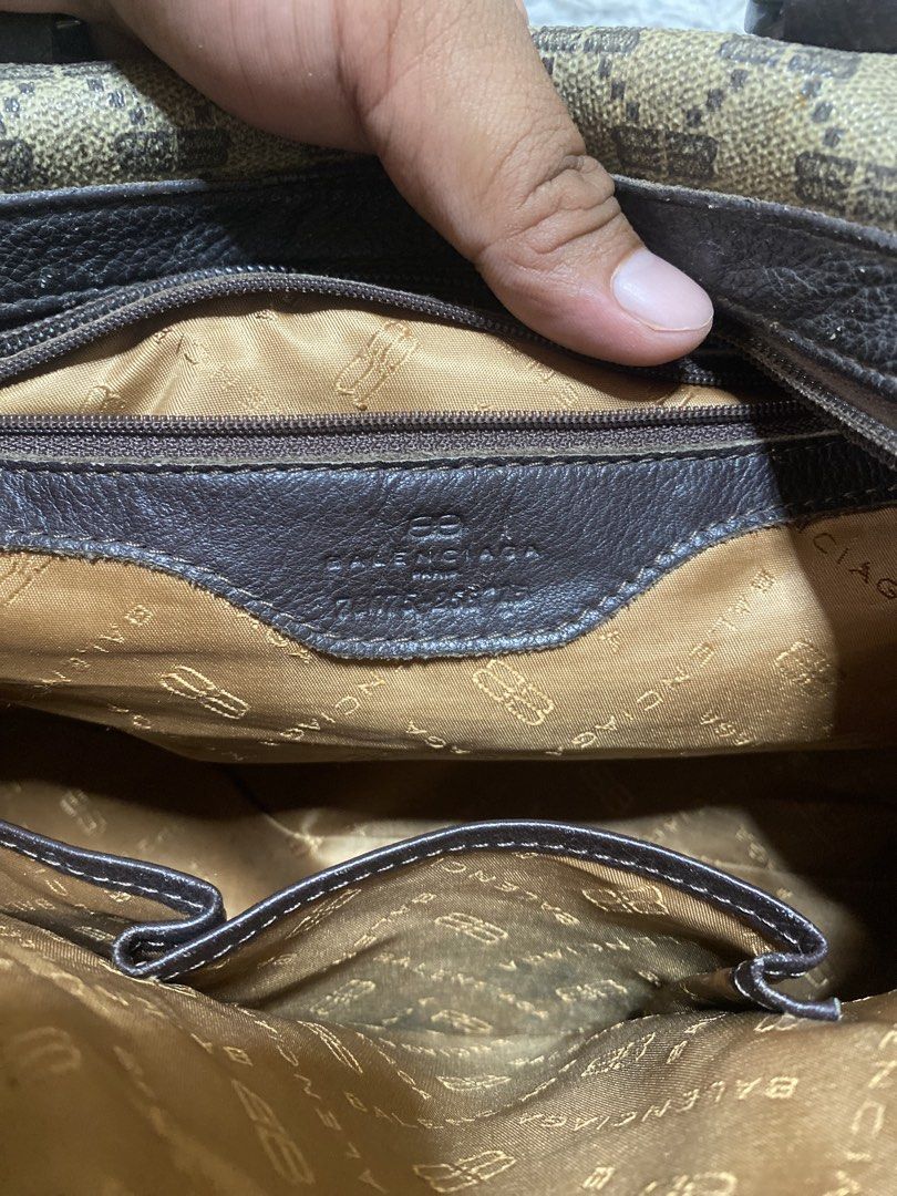 Vintage balenciaga bag (Category: Luxury Bags & Wallets) located in Cabagan. Submitted by rangi0905 (Listing ID 1443509788, Image 3). Description: issue see on pics 8/10 condi.