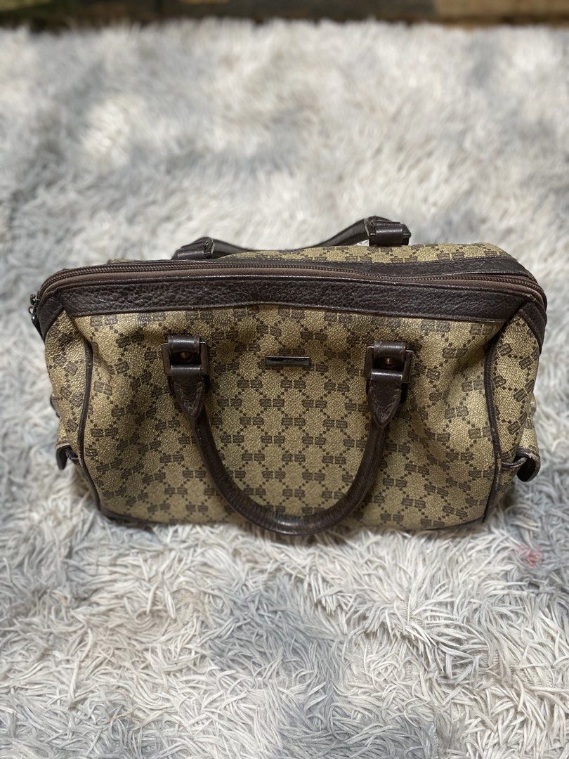 Vintage balenciaga bag (Category: Luxury Bags & Wallets) located in Cabagan. Submitted by rangi0905 (Listing ID 1443509788, Image 1). Description: issue see on pics 8/10 condi.