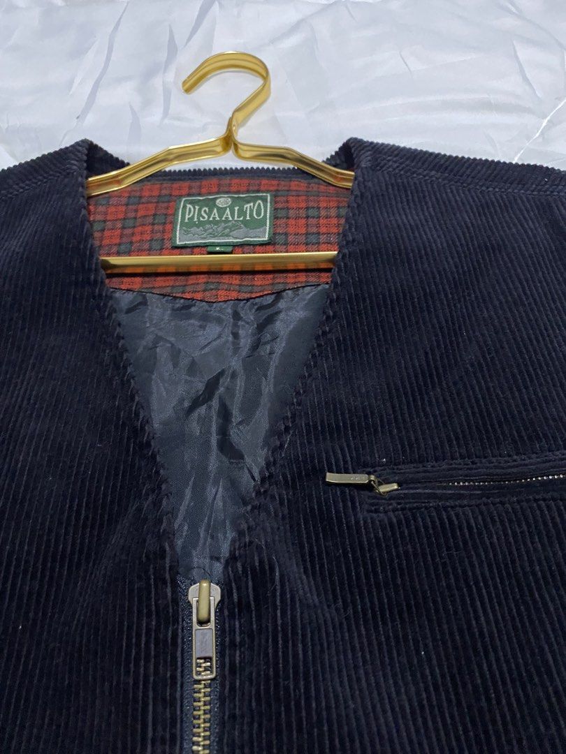Pisa Alto Corduroy Vest Jacket (Category: Vests) located in Cavite. Submitted by JandyLou (Listing ID 1443510762, Image 2). Description: Carousel Listings Title: Vintage Black Pisa Alto Corduroy Vest Jacket Size: Medium to Large Mens Condition: Like New (Color may vary due to lighting) Price: Php 2,000 Flaws: No Flaws Payment Methods: Payment first via Gcash Delivery Options (shoulder by buyer): Lalamove, Lbc or J&T delivery. NO CANCELLATION 😊.