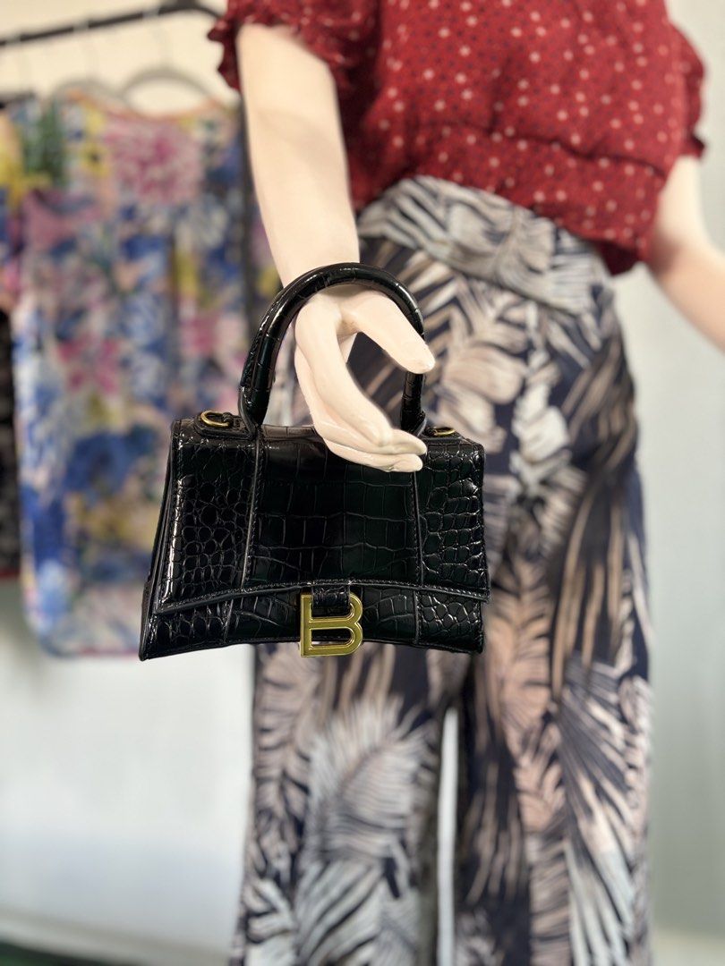 Women’s Bag Ukay Bales (Category: Cross-body Bags) located in Manila. Submitted by hdukay.888 (Listing ID 1443511981, Image 2). Description: HD UKAY UKAY DIRECT SUPPLIER-OWN SACK/BODEGA - OWN FACTORY ✅ Legit Supplier ✅ Can Ship Nationwide ✅ Sealed Bale ✅ WHOLE SALE ✅ GOOD QUALITY ITEMS COD for pick-up Payment first for delivery 📍Pasay City, Metro Manila Message us for faster transaction and inquiries. .