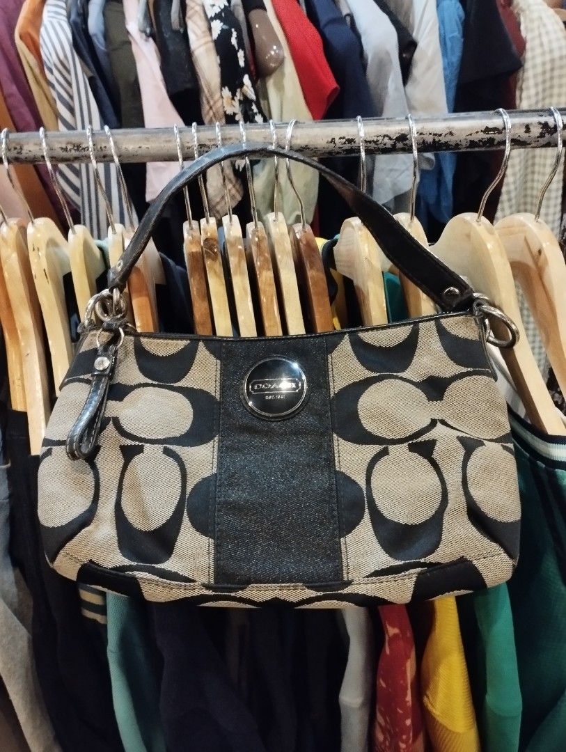 Y2K Coach Kili Kili bag (Category: Shoulder Bags) located in Iloilo. Submitted by singkomils.ilo5000 (Listing ID 1443641429, Image 1). Description: In pristine condition.