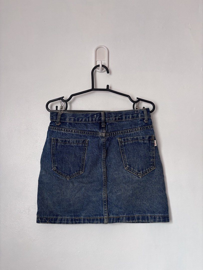 Yne-Niuzai Denim Skirt (Category: Skirts) located in Taguig. Submitted by _esse (Listing ID 1443540280, Image 2). Description: Waist 26-28” Length 14.5” Medium on tag.