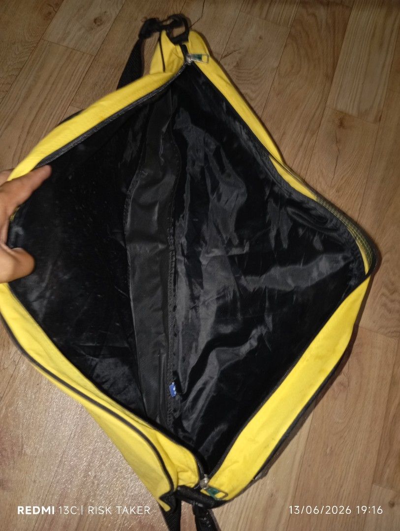 YONEX BADMINTON RACKET YELLOW BAG (Category: Racket and Ball Sports) located in Davao. Submitted by jhegaloutdoorshop (Listing ID 1443623755, Image 3). Description: YONEX BADMINTON RACKET YELLOW BAG.