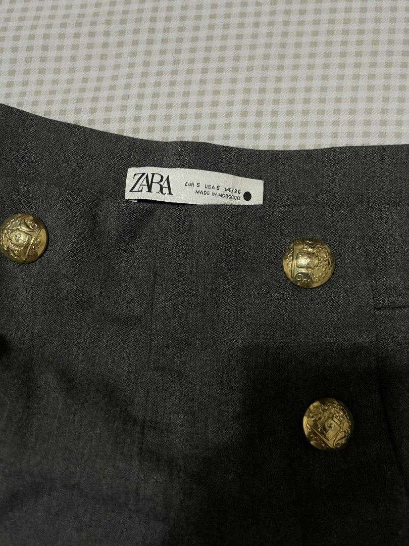 Zara High Waisted Button Shorts Grey (Category: Shorts) located in Mangaldan. Submitted by themoonlight_ (Listing ID 1443620826, Image 3). Description: Size Small Original.