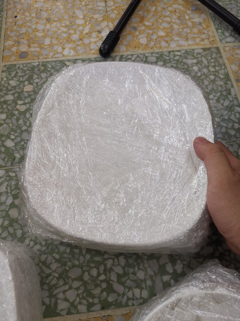 27 Ceramic bowl, plates (Category: Vases & Decorative Bowls) located in Kuala Lumpur. Submitted by hibobomomo (Listing ID 1443754258, Image 3). Description: 27 Hanamori pieces in total: 1 rectangular serving platter × 2 Medium square plates/bowls × 6 Large square plates × 5 Round/oval plates × 8 Small square bowls/plates × 6 All heavy ceramic. Rm50 for all 27 pieces Clearing moving house .