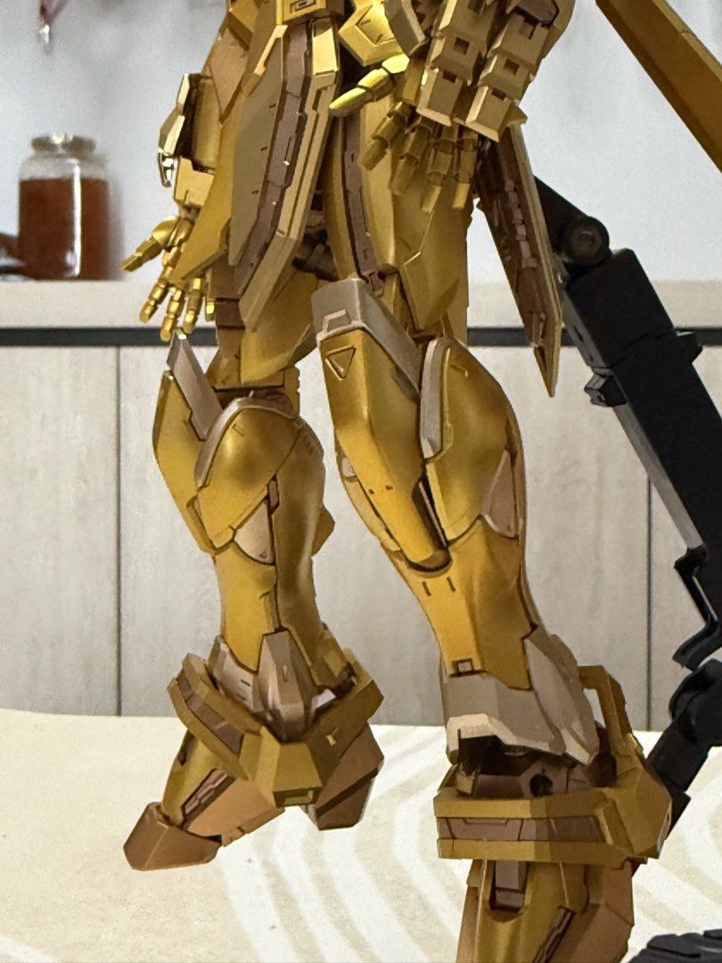 胖虎神高達 。1/100 。RG God gundam放大版 。國產模型 。 （分類：高達及模型組合）位於 Hong Kong。 由 catandsoup 提交（商品編號 1443717044，圖片 4）。簡介： 全噴金 。新淨實物如圖， 齊件有特效件有說明書有盒 。 關節良好， 送圖中bandai action base支架 。 大圍站面交。
