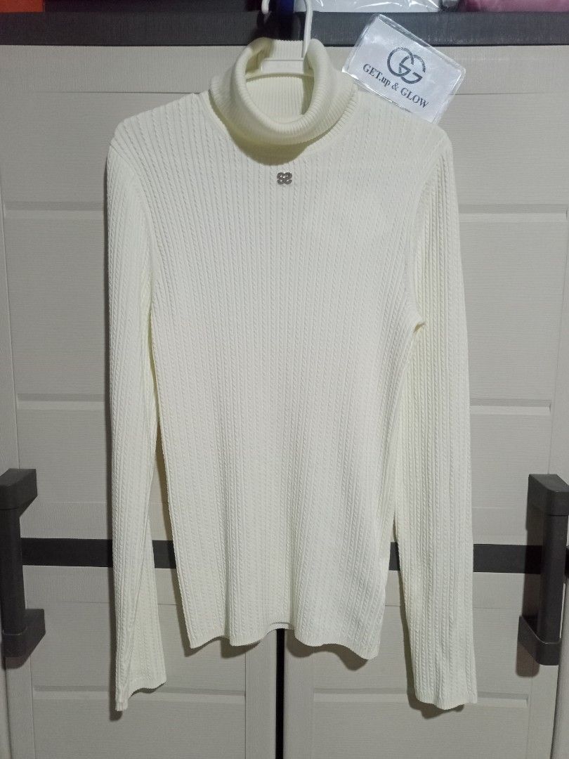 ✅ SANDRO Paris Cable Knit Turtleneck L/S (Category: Luxury Apparel) located in Palo. Submitted by getupandglow (Listing ID 1443863919, Image 2). Description: ✅ SANDRO Paris Cable Knit Turtleneck L/S Size: 3 (XS to Medium) Dimes: 15-17x25 Issue: None Condition: Good as New Colorate: 10/10 Price: ₱2,000 only + sf 📍 Location: LEYTE MODE OF PAYMENT 💳 GCash (Payment 1st) | ✈️ J&T 📩 MAKE OFFER nalang if interested..