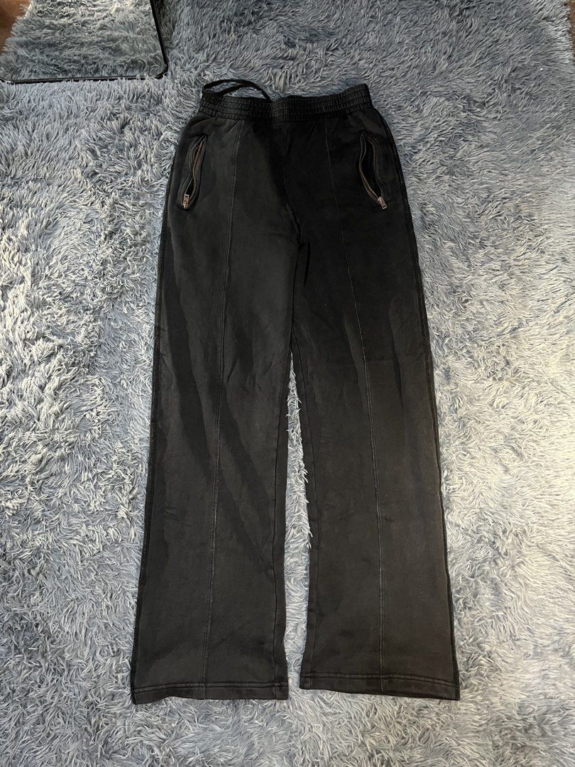Acne Studios Black Sweatpants with Zipped Pockets (Category: Joggers) located in Caloocan City. Submitted by leo.noelalonzo (Listing ID 1443716987, Image 2). Description: - Brand: Acne Studios - Color: Black - Style: Sweatpants - Fit: Relaxed, Wide Leg - Features: Elastic waistband with drawstring, Zipped front pockets - Occasion: Casual wear.