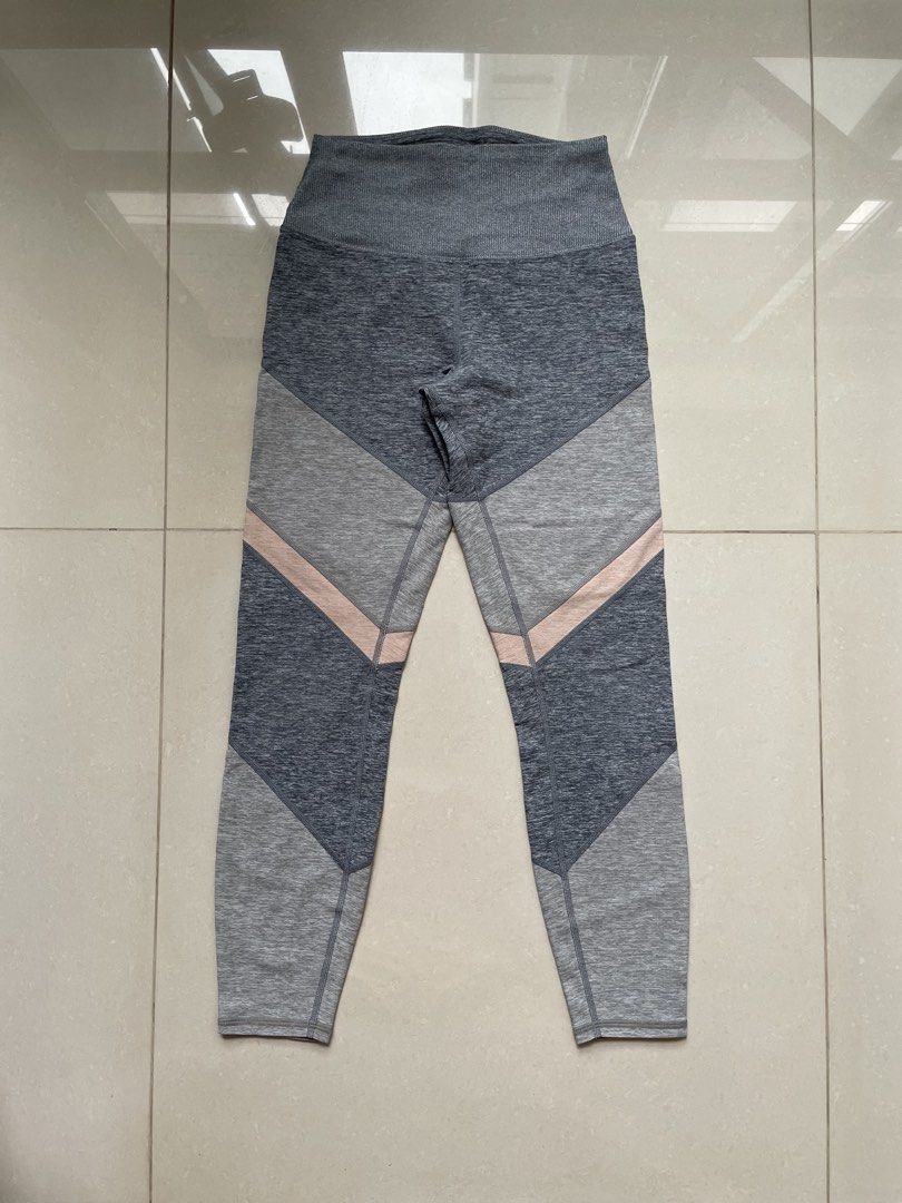 Alo Yoga Sheila Alosoft High Waist Leggings (Category: Activewear) located in Singapore. Submitted by tamo.ongo (Listing ID 1443861233, Image 1). Description: - Original price: $160 - Excellent condition, no defects - Size S. Fits Lululemon size 4-6. - Colour: Pink Grey Heathered - Super soft velvety, signature performance Alosoft material. - Versatile: Suitable for yoga or lounging Strictly no trades. .