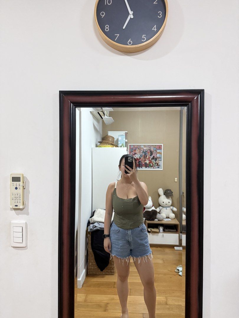 Araw the Line Olive Green Top (Category: Others Tops) located in Makati City. Submitted by miaco_ (Listing ID 1443822123, Image 2). Description: - Olive green corset style crop top - Brand: Araw the Line - Size: Medium (M) .