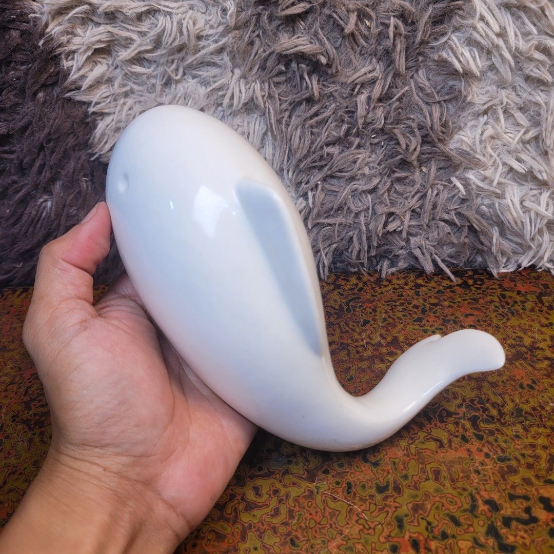 Around half kilo Decorative white ceramic wall hang whale figurine! (Category: Wall Decor) located in Pasig City. Submitted by hoa_japan_surplus_32023 (Listing ID 1443746281, Image 3). Description: 8"x4" approx. 🗣Note: Can be displayed on a table or hung on a wall using the hanging hole at the back! ❌️NON-COD ✅️ PAYMENT FIRST POLICY ✅️ FIRST TO PAY _____________________________________________ ‼️SHIPPING OPTION‼️ 📌Flash Express, J&T, Gogo Expre