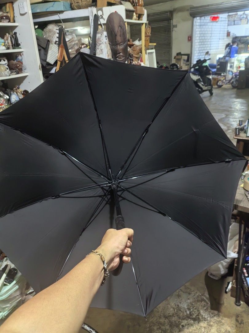 Automatic Long Umbrella - Windproof (Category: Umbrellas) located in Cebu City. Submitted by dudes_villanueva (Listing ID 1443809392, Image 3). Description: Long Umbrella - Black Automatic (Very Big) 📌 In excellent condition. Size: 70 cm.