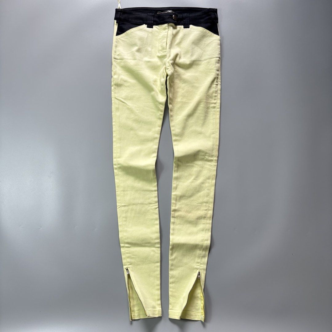 Balenciaga 2012 skinny jeans (Category: Jeans) located in Manila. Submitted by don444 (Listing ID 1436364574, Image 1). Description: Balenciaga Skinny Jeans size 36 Waist-28 Length 38.5 Leg opening 4 good condition ₱1500 📍North Caloocan.