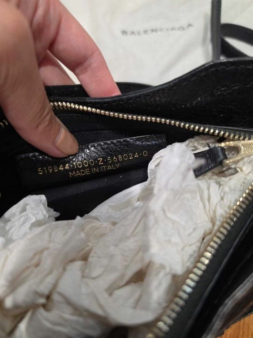 Balenciaga hip original (Category: Luxury Bags & Wallets) located in Manila. Submitted by celinegucciluxuryitem (Listing ID 1443722161, Image 2). Description: .