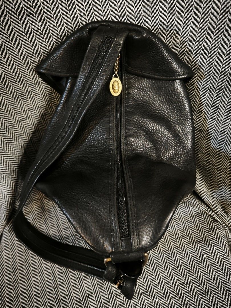 Beccaccino Italy Black Leather Bag (Category: Shoulder Bags) located in Quezon City. Submitted by graveyard_thrift (Listing ID 1443905282, Image 3). Description: Beccaccino Convertible Leather Bag Description: Italian leather shoulder bag that converts into backpack when strap is zipped open. Black textured material with gold hardware. Lightly used, signs of wear on edges as seen in last photo. Measurements: 31x21x26cm.