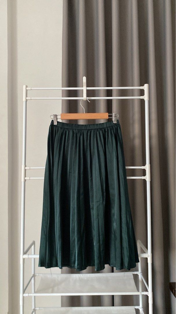 BENCH Dark Green Pleated Midi Skirt (Category: Skirts) located in Antipolo. Submitted by gaeumi (Listing ID 1443743494, Image 2). Description: ✦ one part was lightly ironed.