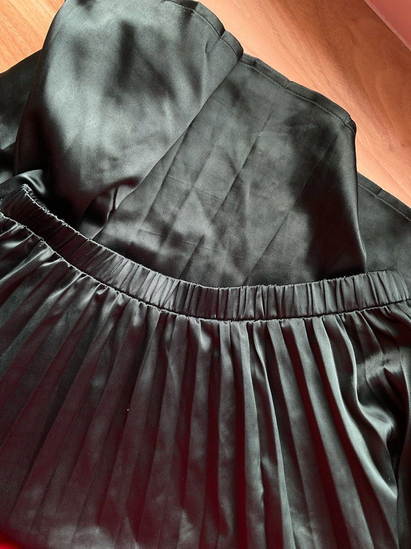 BENCH Dark Green Pleated Midi Skirt (Category: Skirts) located in Antipolo. Submitted by gaeumi (Listing ID 1443743494, Image 3). Description: ✦ one part was lightly ironed.
