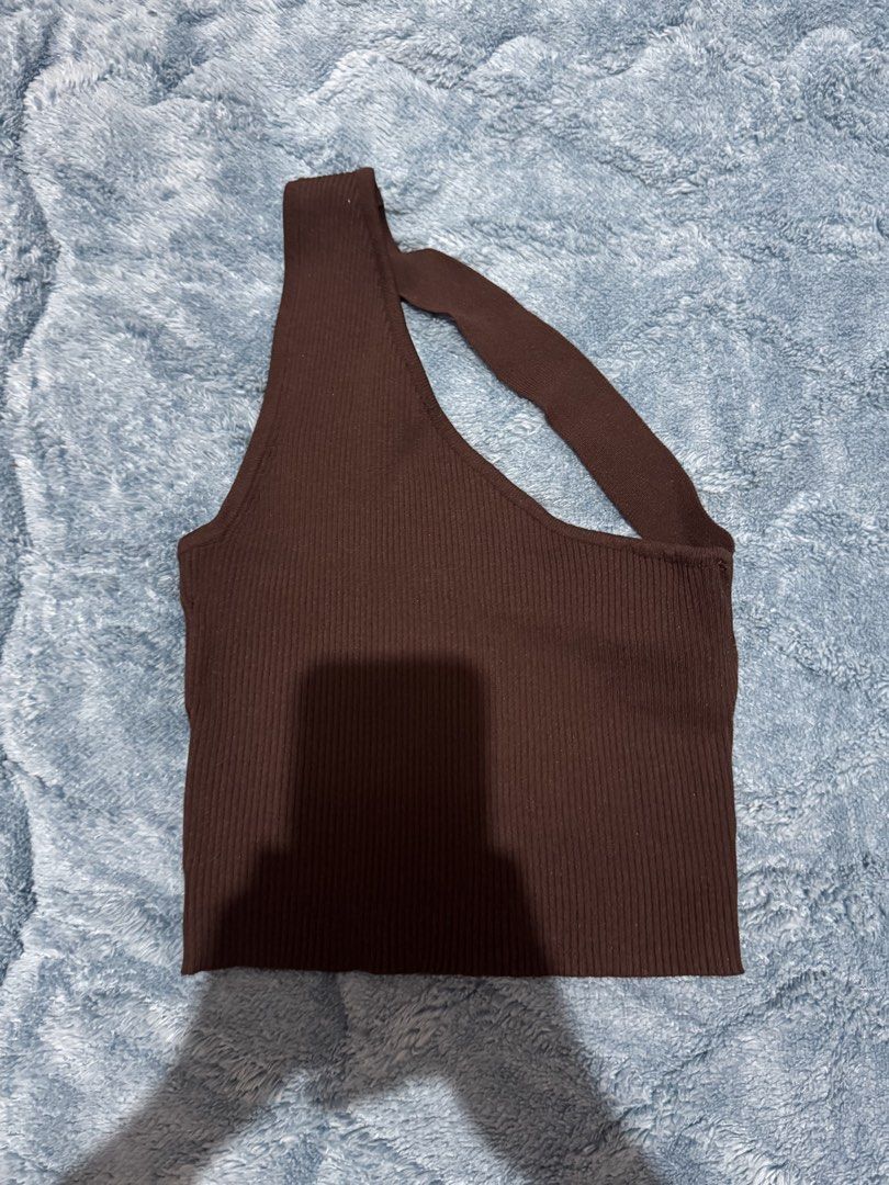 Bershka brown knitted tank top (Category: Sleeveless) located in Nueva Valencia. Submitted by lululeimon (Listing ID 1443854923, Image 1). Description: XS on tag.