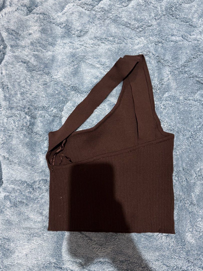 Bershka brown knitted tank top (Category: Sleeveless) located in Nueva Valencia. Submitted by lululeimon (Listing ID 1443854923, Image 2). Description: XS on tag.