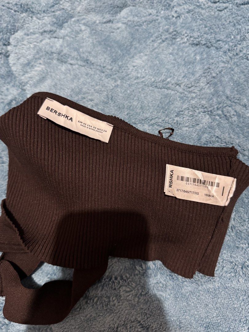 Bershka brown knitted tank top (Category: Sleeveless) located in Nueva Valencia. Submitted by lululeimon (Listing ID 1443854923, Image 3). Description: XS on tag.