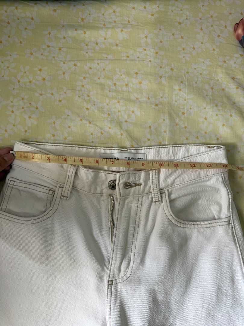 Bershka wide balloon jeans/pants (Category: Jeans) located in Quezon City. Submitted by lapreluv (Listing ID 1443745906, Image 3). Description: See pics for the measurement. No when worn Perf for tall girls! I’m 5’4 and the pants is til below my ankle RFS: Gained weight.