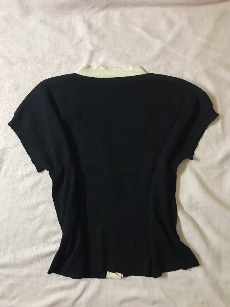 Black and Cream V-Neck Button Up Knitted Top (Category: Blouses) located in Manila. Submitted by juichiro (Listing ID 1443904284, Image 2). Description: Black and Cream V-Neck Button Up Knitted Top - Like new condition - Button-up front - Freesize Price: ₱150 Loc: Sampaloc, Manila Delivery fee should be shouldered by the buyer.