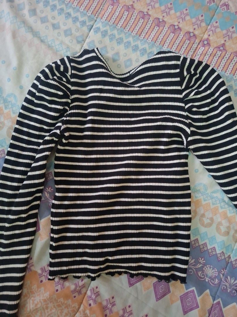 black and white stripes long sleeve top (Category: Longsleeves) located in Manila. Submitted by fandh_essentials (Listing ID 1443790303, Image 2). Description: - great fabric quality - has a error on the tag ( its upside down ) - super stretchy.