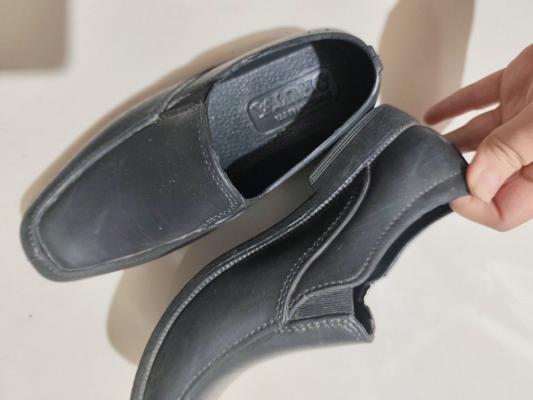 Black Leather Loafers Size 31 (Category: Babies & Kids Fashion) located in Taytay. Submitted by PrelovedCollections (Listing ID 1443722330, Image 2). Description: - Classic black leather loafers - Easy slip-on style with elastic sides for comfort - Durable sole with excellent grip pattern - Marked size 31 - Versatile for both work and casual outfits.