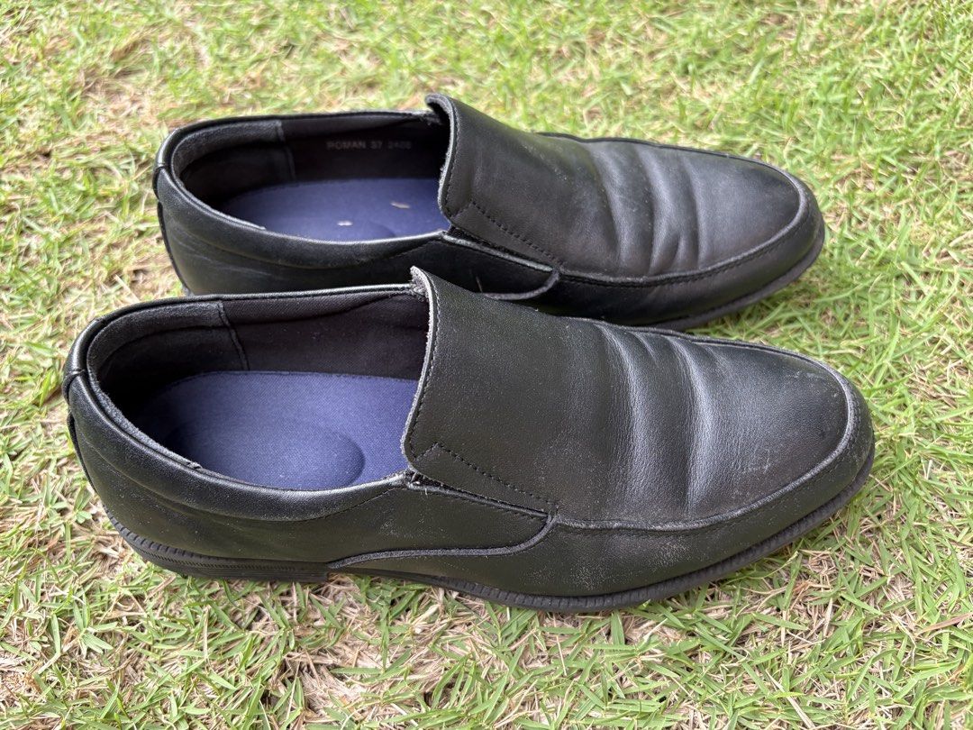 Black Leather Slip-On Shoes (Category: Babies & Kids Fashion) located in Paranaque City. Submitted by sqt_closet (Listing ID 1443821424, Image 1). Description: - Black leather slip-on shoes - Size 37 - Shows creasing from normal use (please check photos for details).