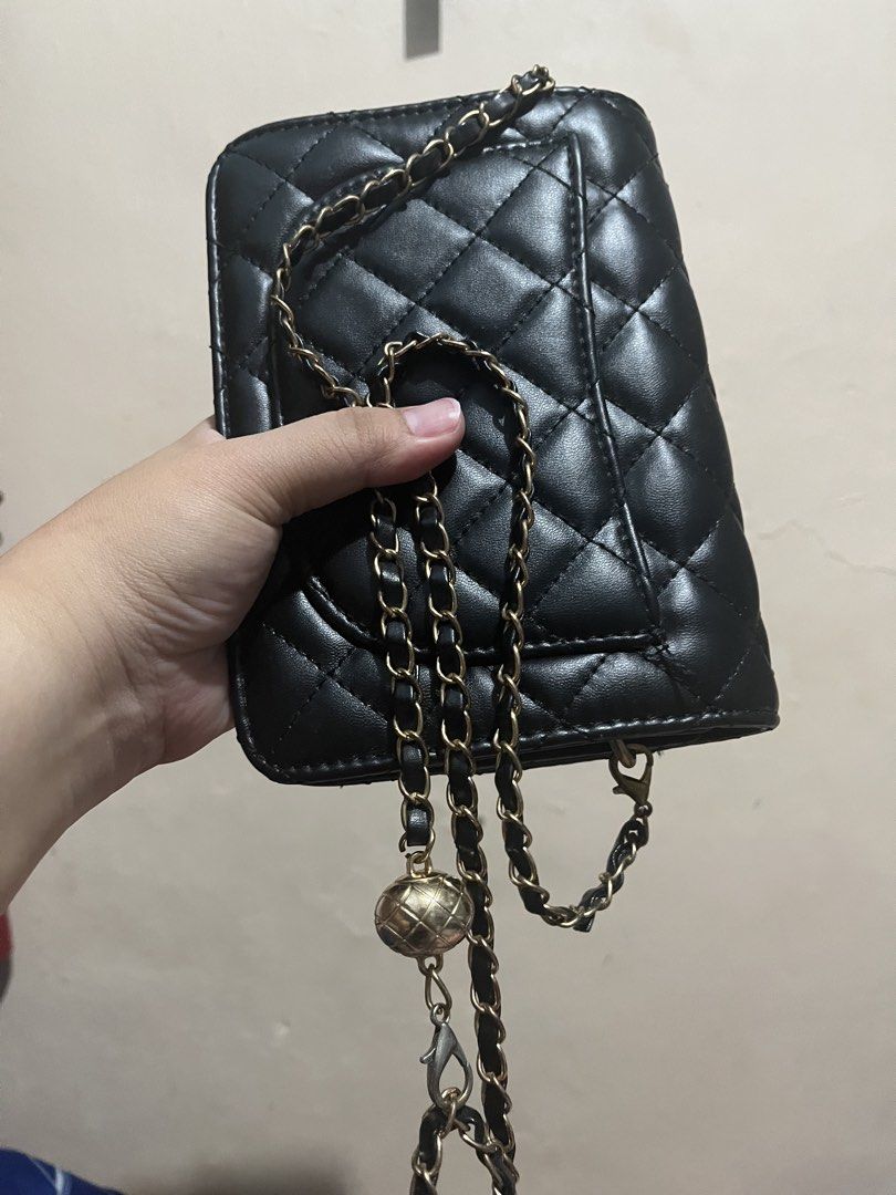 Black Quilted Chain Crossbody Bag (Category: Cross-body Bags) located in Manila. Submitted by dethbalde01295 (Listing ID 1443854402, Image 2). Description: - Black quilted crossbody bag - Elegant gold chain strap - Secure turn-lock closure - Interior zippered pocket - Ideal for nights out or everyday wear - Fits phone, wallet, and keys - Stylish gold hardware detail.