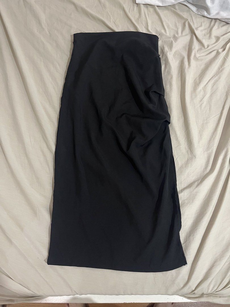 Black Ruched Maxi Skirt (Category: Skirts) located in Manila. Submitted by mxinii (Listing ID 1443796368, Image 1). Description: -xs-s - Long black skirt - Ruched detailing on the side - Slit on the left leg - Versatile for dressing up or down - zipper on hip side .