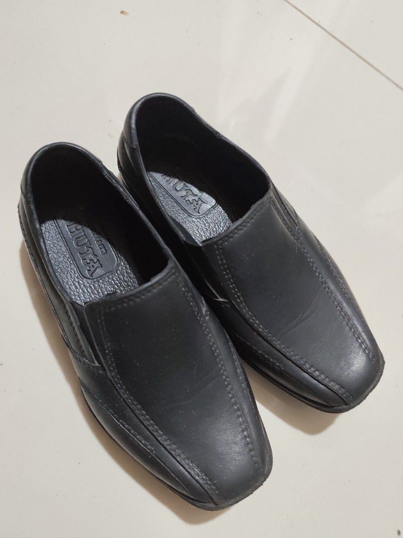 Black Slip-on Shoes - Size 30 (Category: Babies & Kids Fashion) located in Taytay. Submitted by PrelovedCollections (Listing ID 1443722119, Image 2). Description: - Brand: SHUTA - Type: Black Slip-on Shoes - Size: 30 - Features: Easy to wear, good grip soles - Ideal for: Everyday wear.