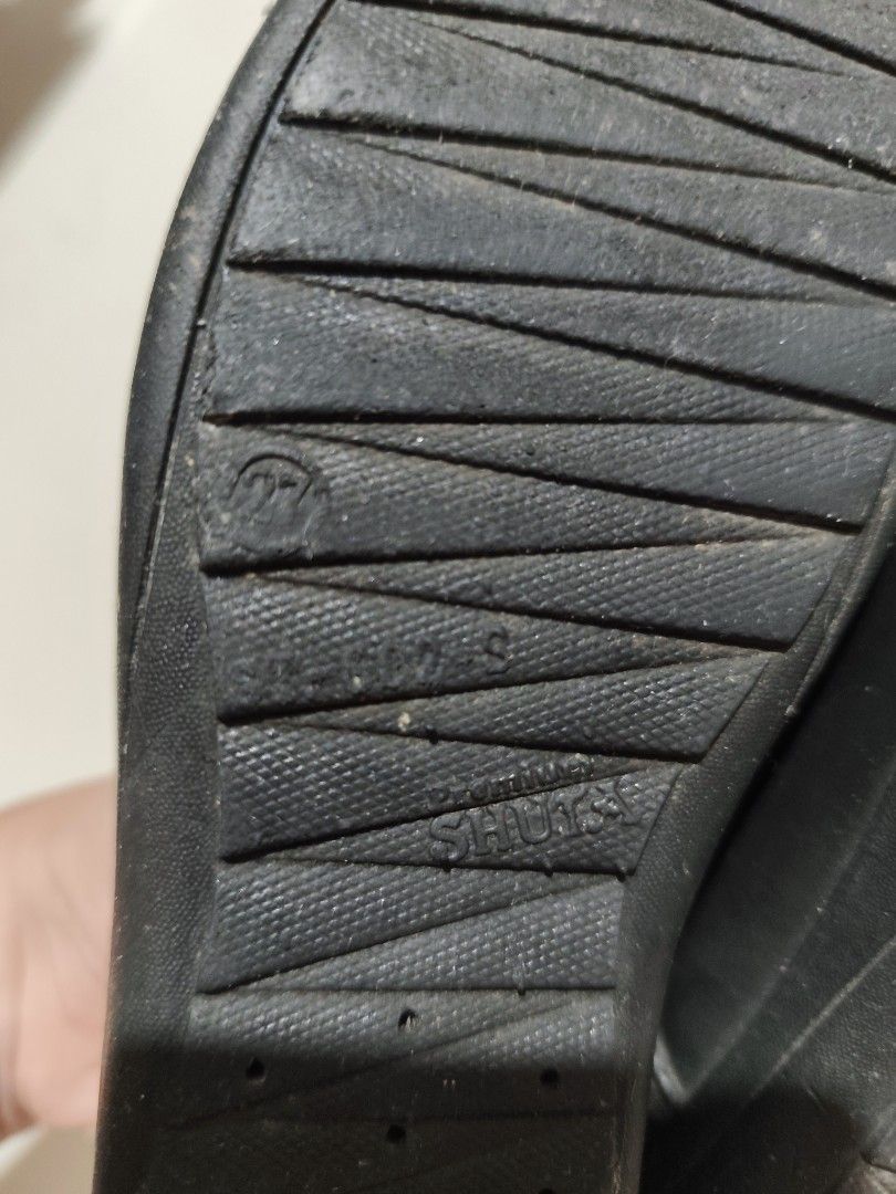 Black Velcro Shoes Size 27 (Category: Babies & Kids Fashion) located in Taytay. Submitted by PrelovedCollections (Listing ID 1443723173, Image 3). Description: - Black shoes with convenient velcro straps - Easy to put on and take off - Sole marked with size 27 - Shows minor scuff marks from normal wear - Perfect for school or everyday wear.