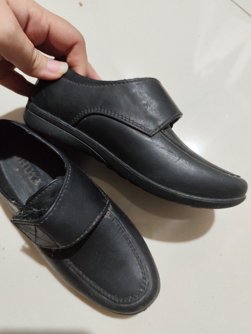 Black Velcro Shoes Size 27 (Category: Babies & Kids Fashion) located in Taytay. Submitted by PrelovedCollections (Listing ID 1443723173, Image 2). Description: - Black shoes with convenient velcro straps - Easy to put on and take off - Sole marked with size 27 - Shows minor scuff marks from normal wear - Perfect for school or everyday wear.