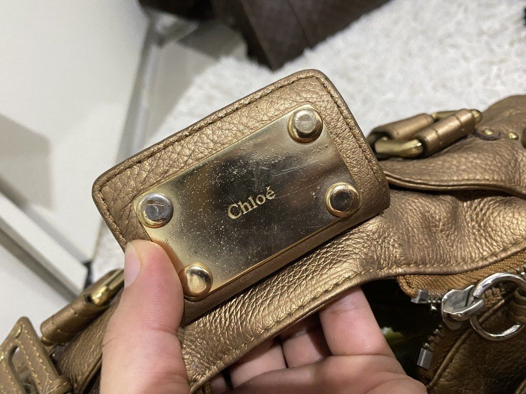 Chloe (Category: Luxury Accessories) located in Tagum. Submitted by amarasluxbag (Listing ID 1443749900, Image 3). Description: No lock&key Super bet kulay neto Good condition May kunting rubs Matibay pa nmn .