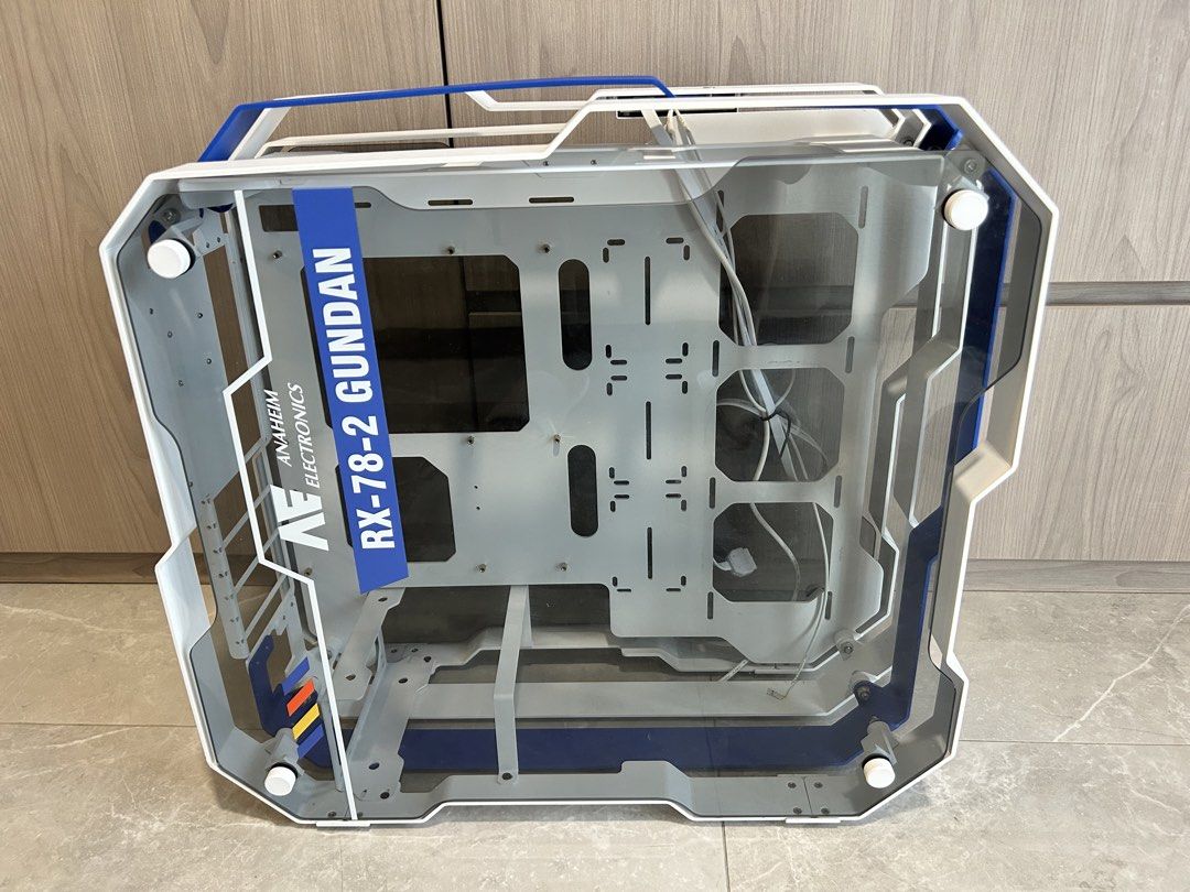 Computer case (Category: Computer Parts) located in Singapore. Submitted by marszx (Listing ID 1443719918, Image 2). Description: - ZEAGINAL Gundam RX-78-2 Custom PC Case - Unique design inspired by the iconic RX-78-2 mobile suit - Almost brand new, purchased for 1599 RMB (approximately 300 SGD), now selling for 150 SGD. - The chassis is very heavy, made entirely of metal with thickened glass. Self-pickup is the only option..