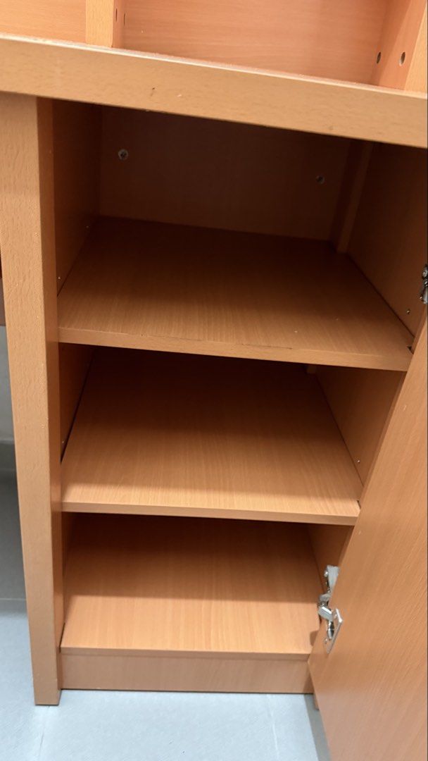 Computer table (Category: Tables & Sets) located in Singapore. Submitted by charliekow_jan (Listing ID 1443798144, Image 2). Description: Self collect @641560 Length 100cm.