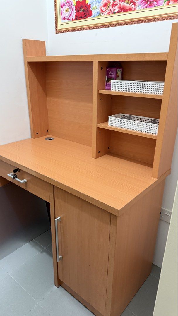 Computer table (Category: Tables & Sets) located in Singapore. Submitted by charliekow_jan (Listing ID 1443798144, Image 1). Description: Self collect @641560 Length 100cm.