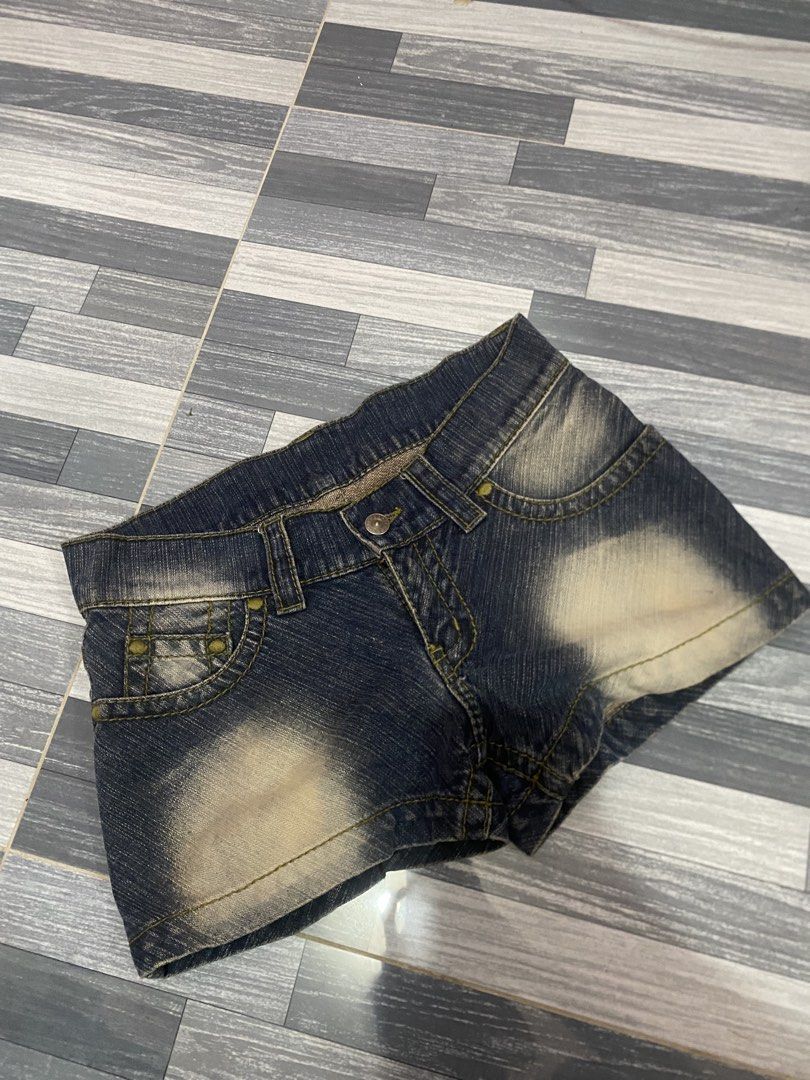 dark wash denim shorts size 27 (Category: Shorts) located in Santa Rosa. Submitted by hakkorii (Listing ID 1443889319, Image 1). Description: size 27.