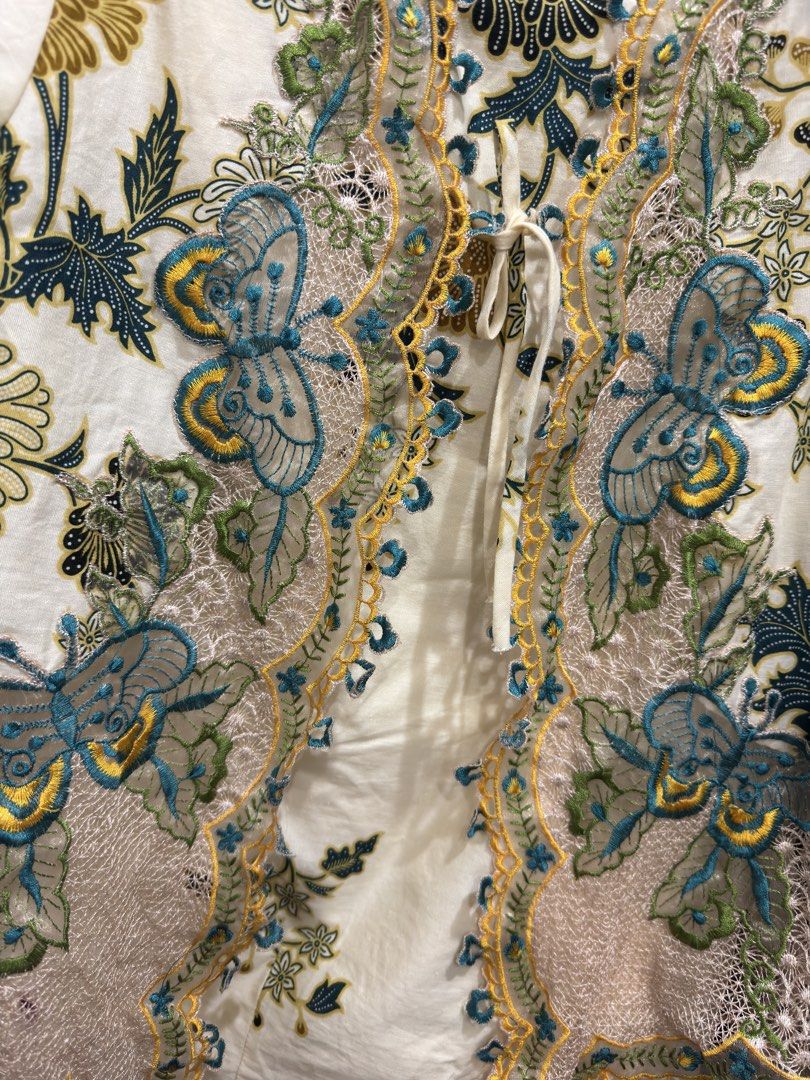 [PROMO] Dayang & Co Kebaya Sulam & Pareo Skirt Size XS (Category: Baju Kurung & sets) located in Kuala Lumpur. Submitted by lilmissemmaa (Listing ID 1429799269, Image 3). Description: PROMO RM200 > RM160 until 31st Jul ‼️READ MY BIO BEFORE MAKING A PURCHASE‼️ Cardigan styled kebaya, so you need inner top Self tie pareo 🚗 arrange grab/lalamove on your own 🛍 Shpee search code : AWC-QFF-SFU 🛒 Lzada : Angel & Vixen .