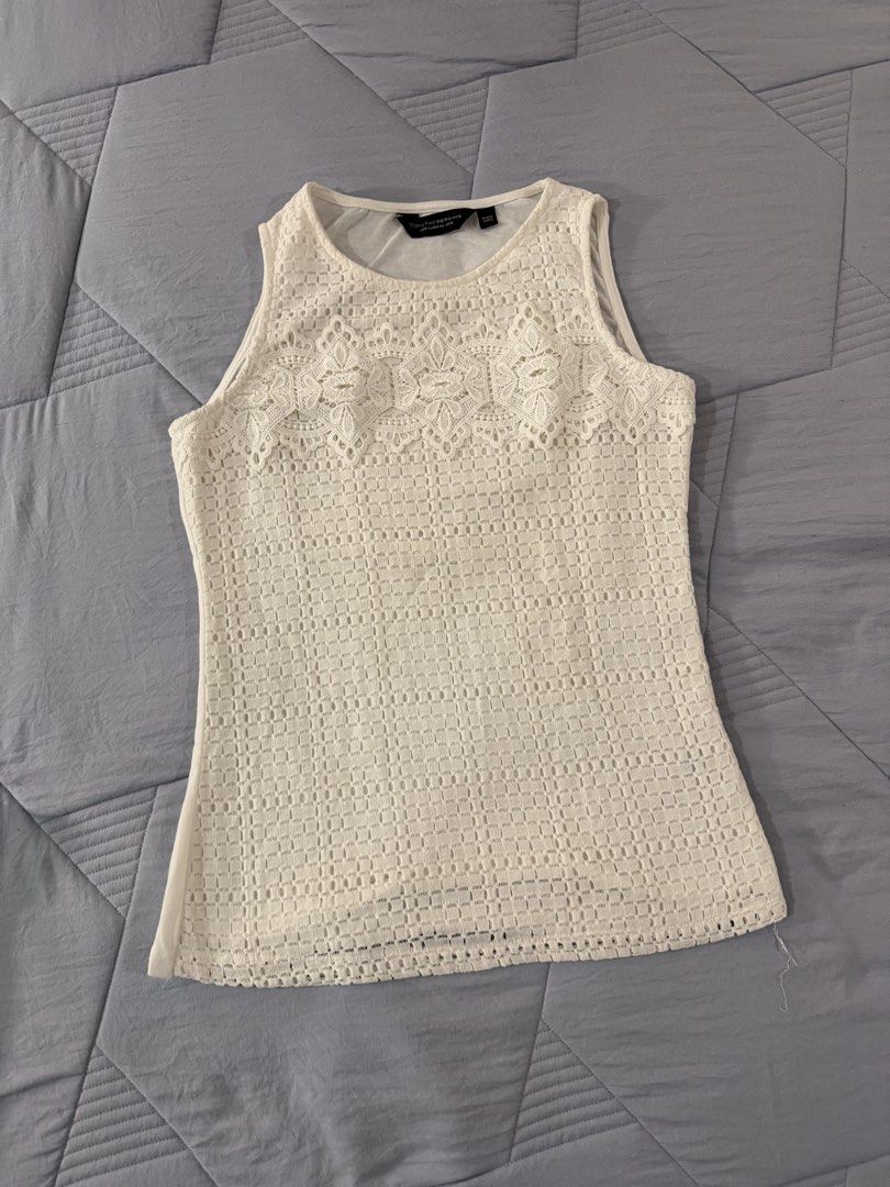 Dorothy Perkins white lace blouse (Category: Sleeveless) located in Pasig City. Submitted by tnyap (Listing ID 1443789595, Image 1). Description: Size M L - 24in W - 16.5in.