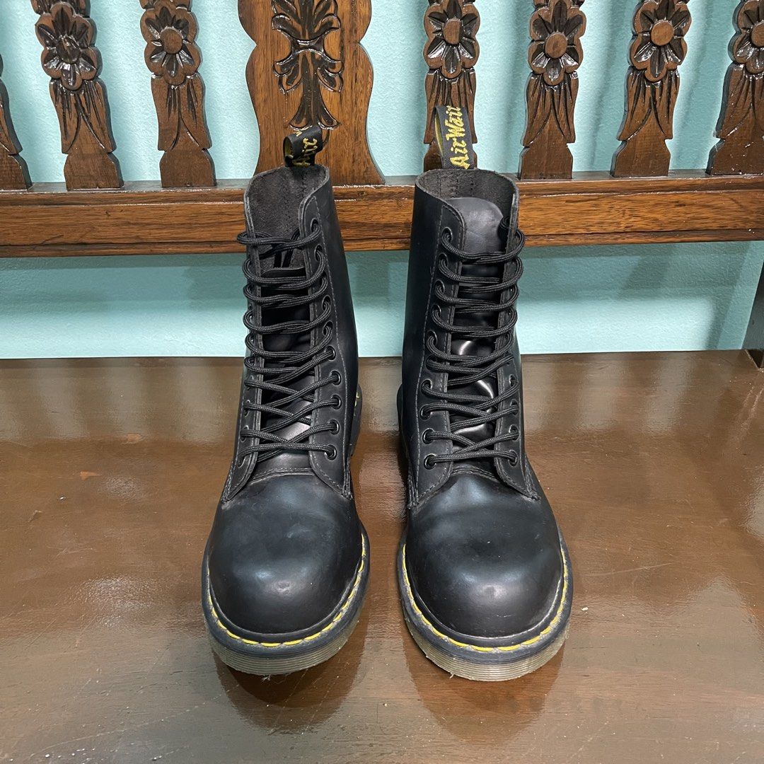 Dr. Martens AirWair Boots (Category: Dress Shoes) located in Manila. Submitted by arthguevarra (Listing ID 1443839262, Image 2). Description: - used once 2 yrs ago - just needs a quick clean, especially inside size: 6 UK ; 7 US M ; 39 EU ; 8 US L rfs: its too small for me now mop: gcash, gotyme mod: lalamove (any sdd courier) .